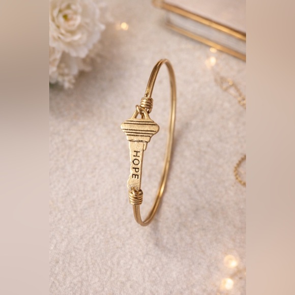 NWT Clover Gold Key Bracelet with HOPE Inscription bangle - Picture 3 of 8